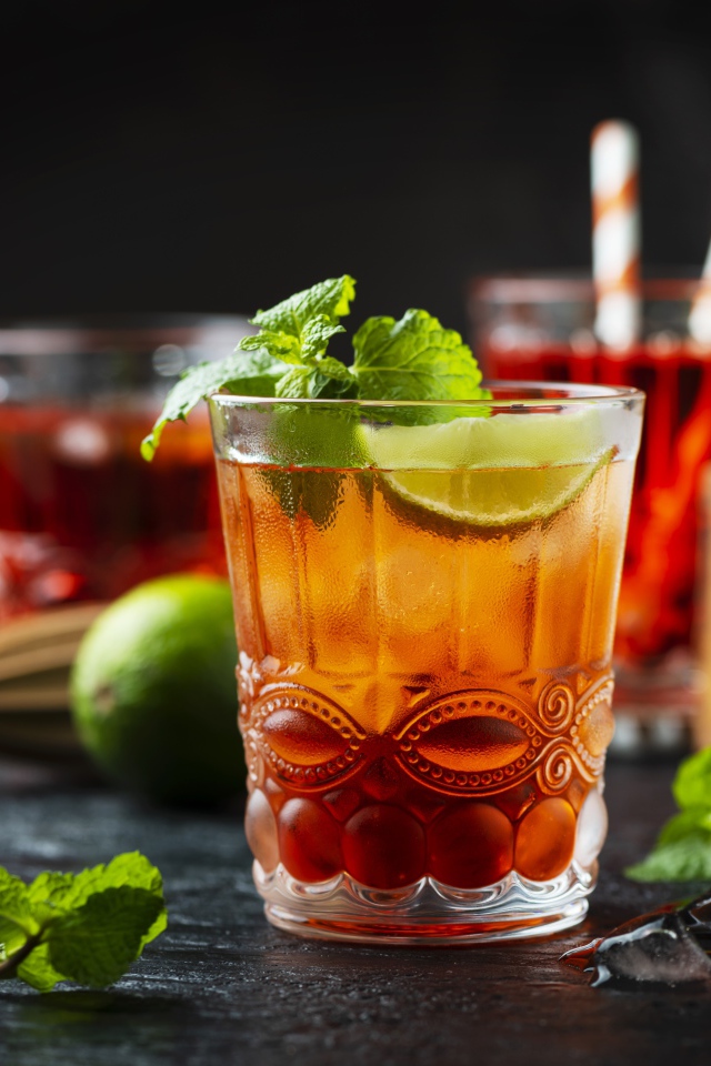 Холодный чай с лимоном на столе с мятой