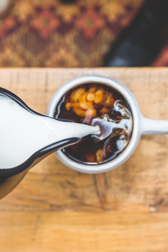 Молоко наливают в горячий ароматный  кофе