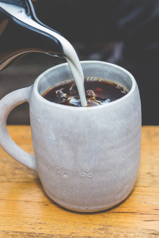 Молоко наливают в горячий кофе 