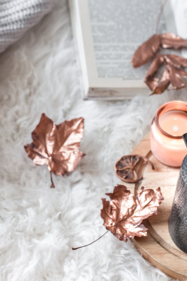 Чай с молоком на кровати с книгой и теплым свитером