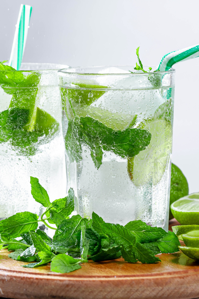 Мохито в стаканах с лаймом и мятой 