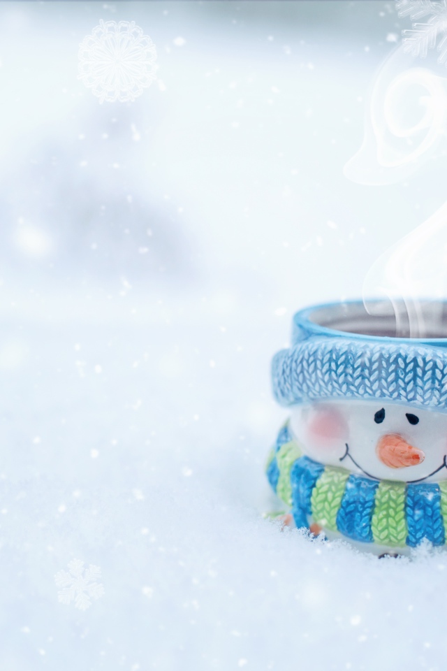 Кружка снеговик с горячим кофе на снегу 
