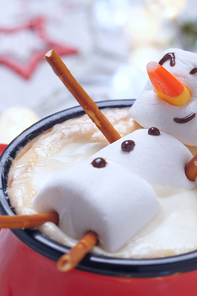 Снеговик с маршмеллоу в чашке в какао 