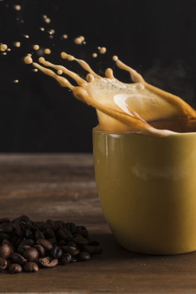 Брызги кофе на столе в чашке 