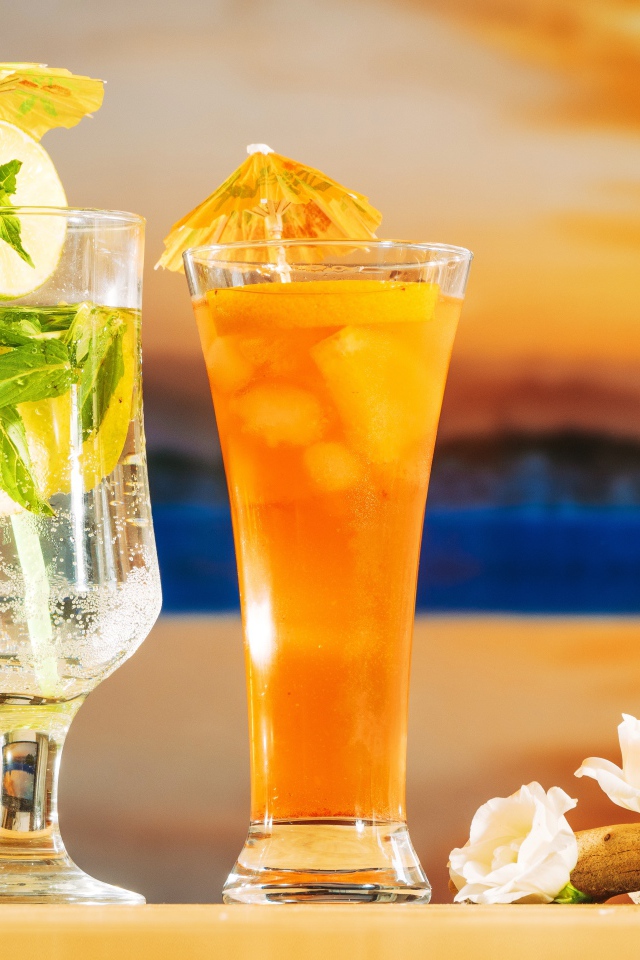 Вкусный холодный лимонад на столе 