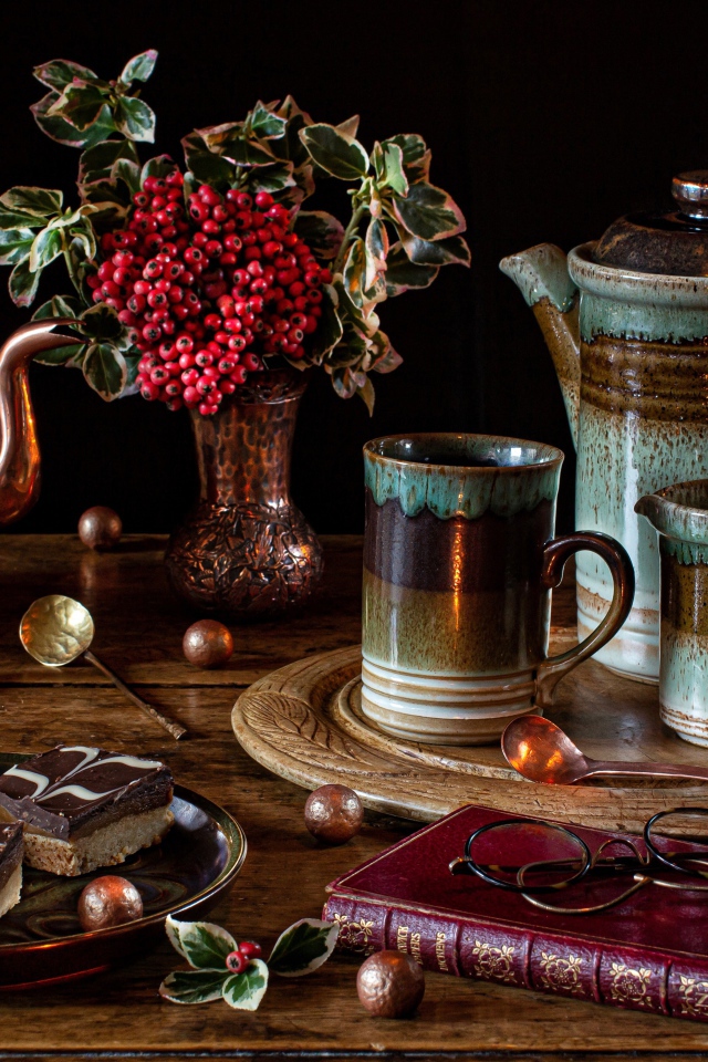 Стол на чаепитие с книгой и пирожными