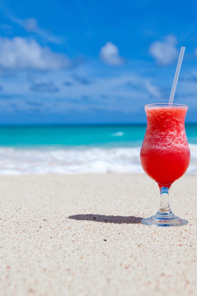 Тропический коктейль на песке у океана 