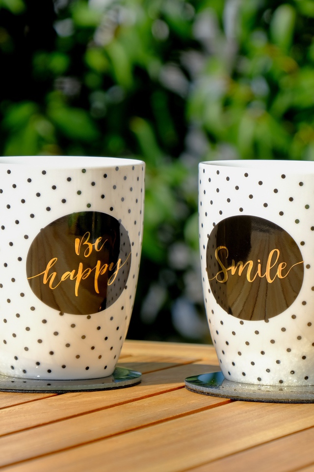 Две красивые чашки на столе на улице