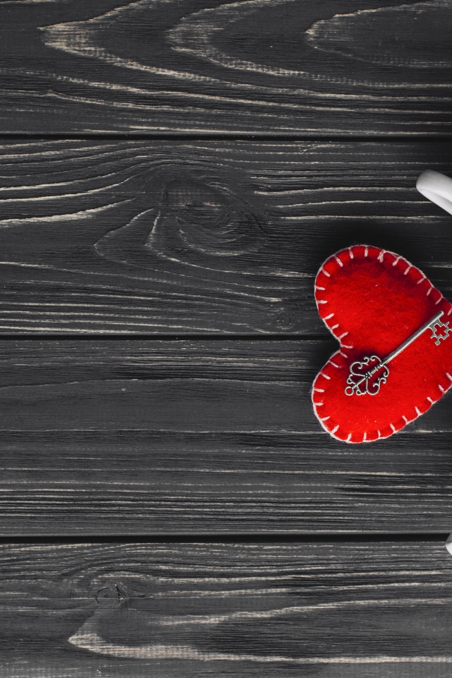 Две чашки кофе на столе с сердцем и ключом