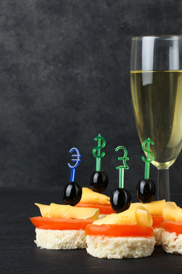 Два бокала шампанского на столе с канапе