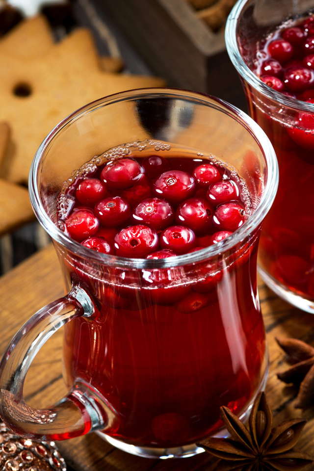 Два стакана клюквенного морса на столе с печеньем