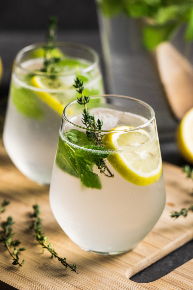 Два стакана мохито на столе с лимоном