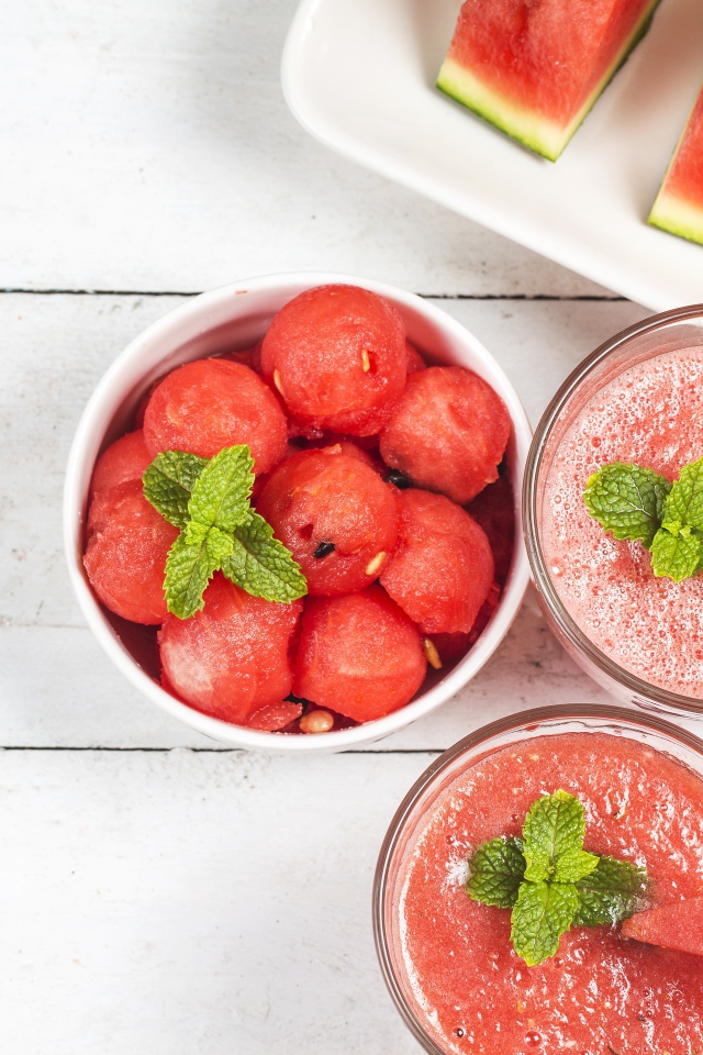 Два стакана смузи на столе с арбузом