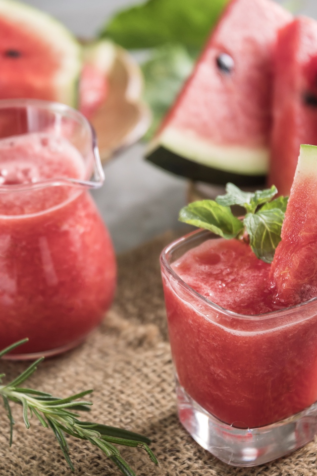 Арбузное смузи на столе с кусочками арбуза