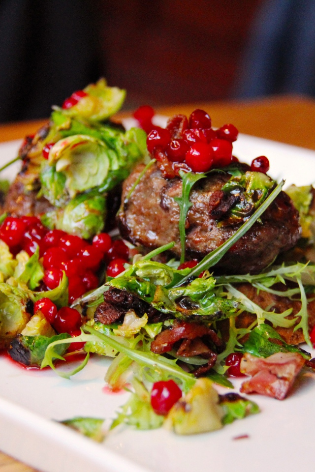 Кусок жареного мяса с салатом на тарелке