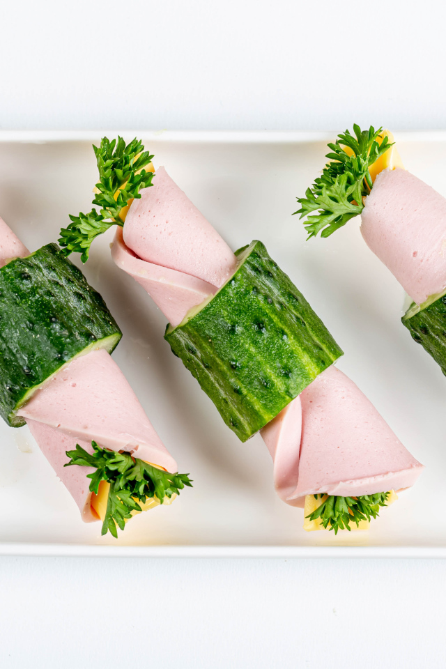 Рулетики из вареной колбасы с сыром  в огурцах 