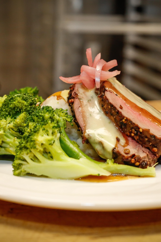 Брокколи на тарелке с кусочками запеченного мяса 