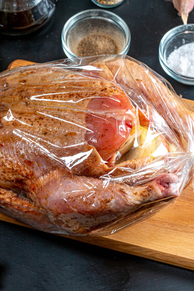 Курица в пакете готовится к запеканию 