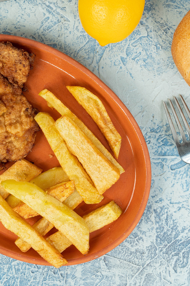 Отбивная с картофелем фри на тарелке 