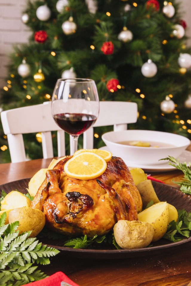 Рождественский гусь с картофелем на праздничном столе 