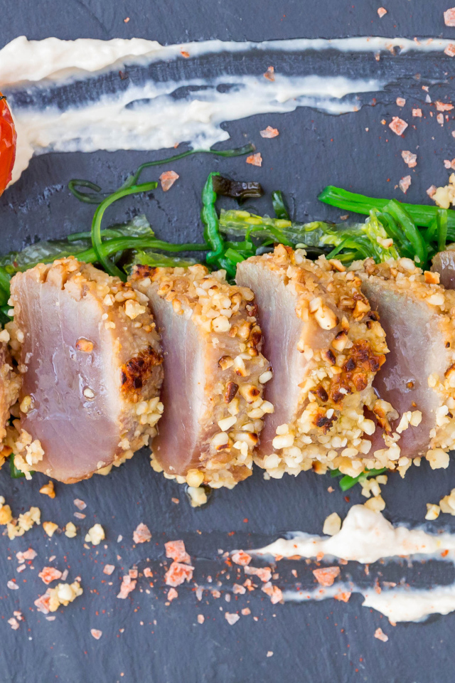 Вяленое мясо на столе с зеленью и помидором 