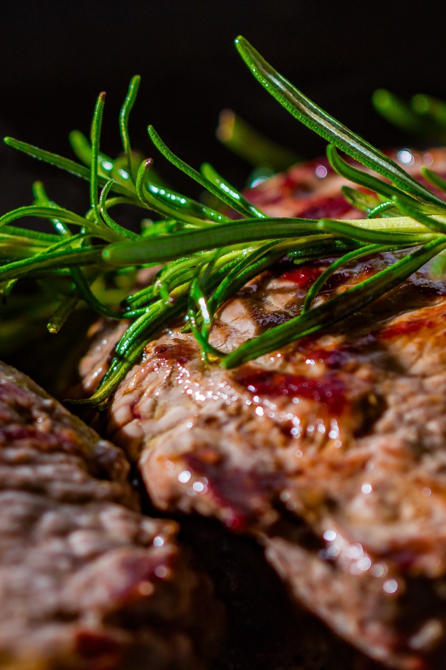 Аппетитные прожаренные куски стейка с розмарином