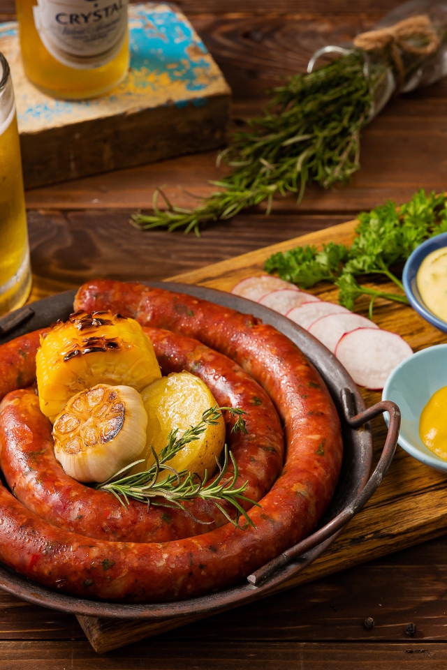 Домашняя колбаса с овощами с соусом и пивом