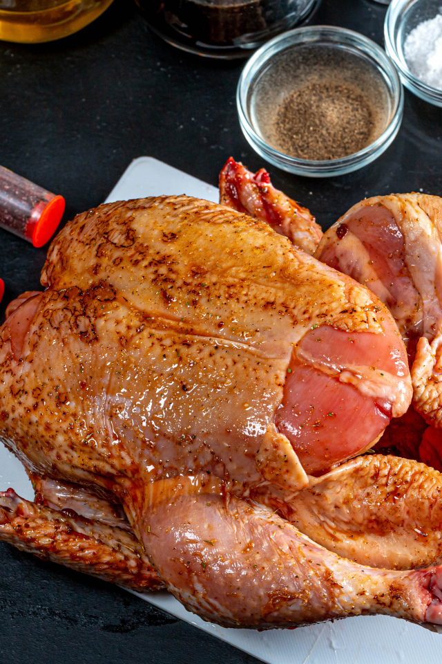 Сырая курица со специями на столе 