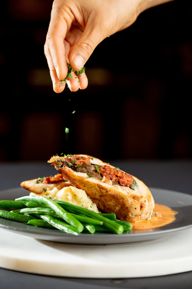 Рулет с зеленой фасолью на тарелке 