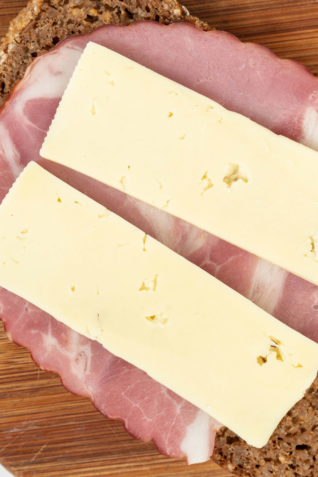 Бутерброд с ветчиной и сыром на доске 