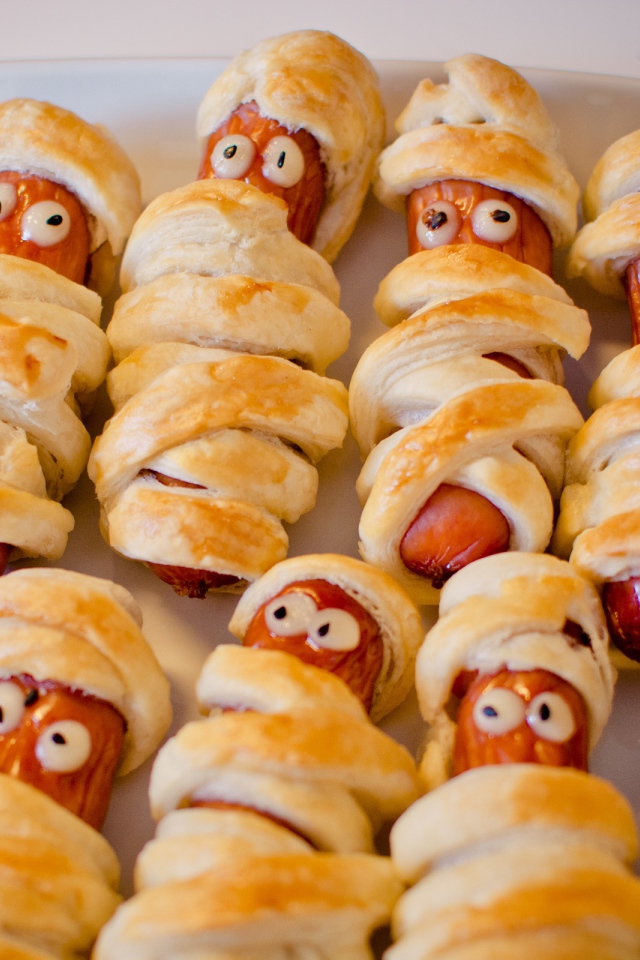 Сосиски в слоеном тесте на противне 