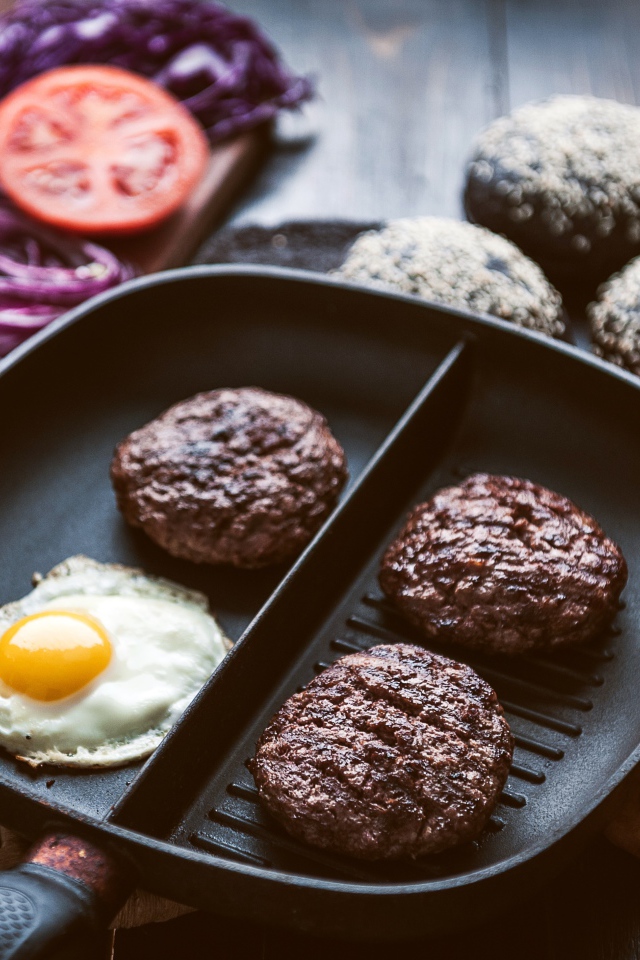 Три котлеты на сковородке с яичницей
