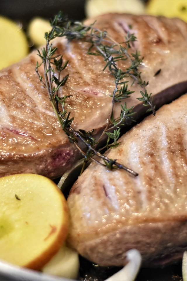 Два куска запеченного филе с розмарином и картофелем