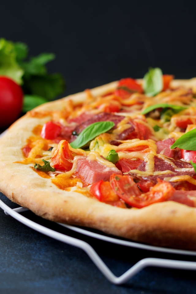 Аппетитная пицца с беконом и розмарином