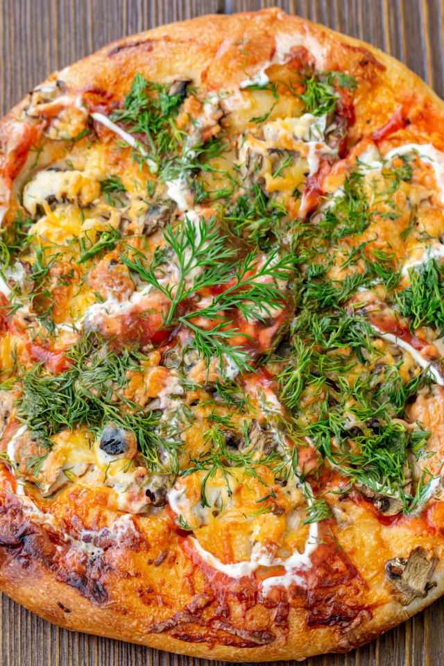 Вкусная свежая горячая пицца с укропом