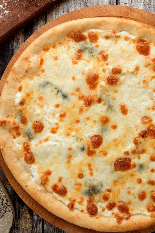 Горячая аппетитная пицца с сыром на столе