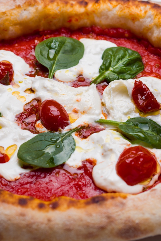 Пицца на пышном тесте с соусом и сыром