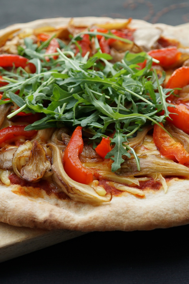 Пицца с грибами, паприкой и листьями рукколы 
