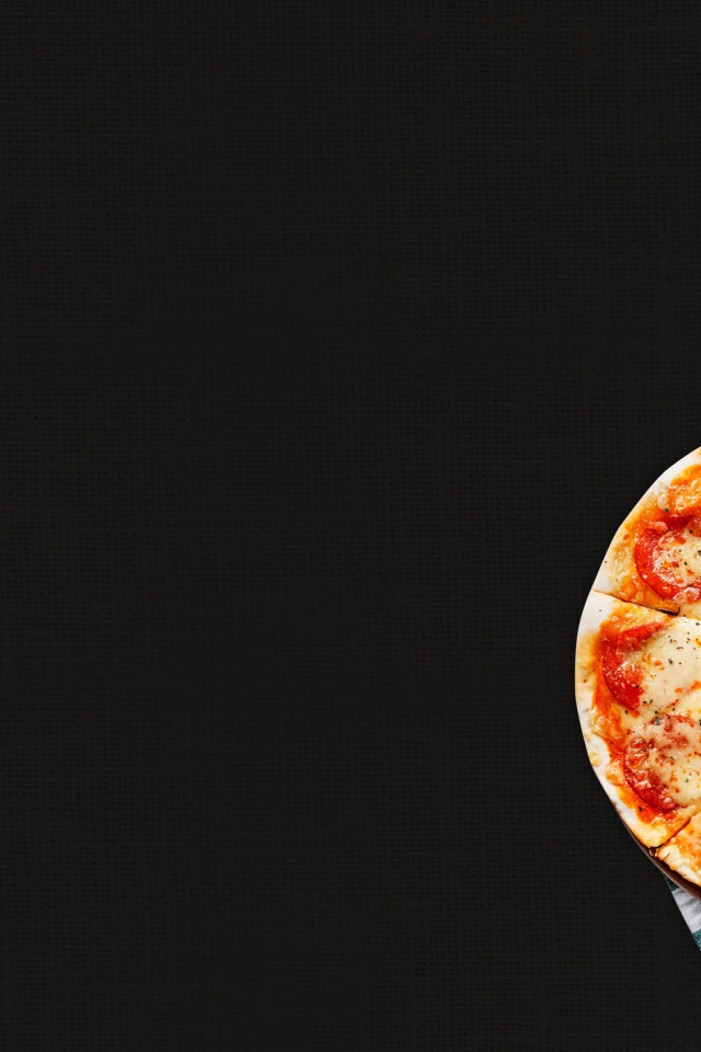 Пицца с колбасой и сыром на столе с полотенцами 