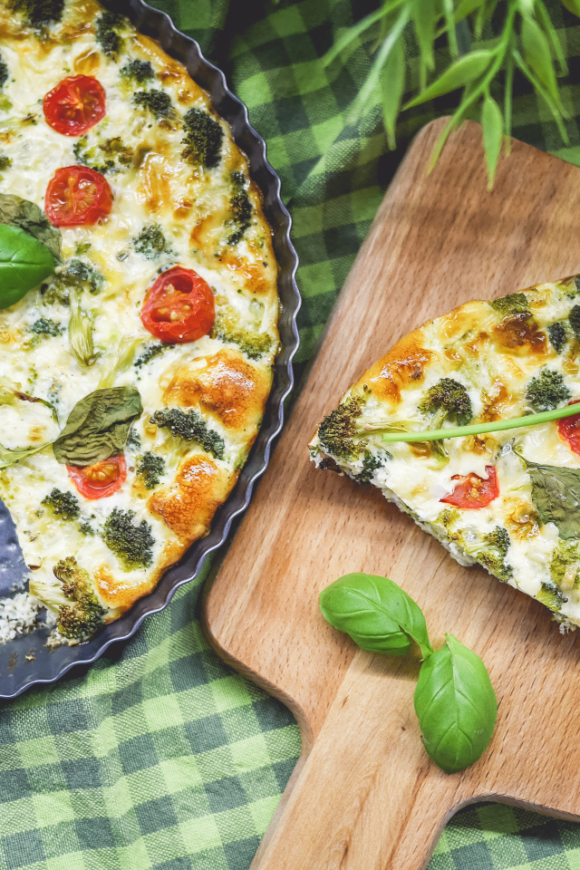 Пицца с помидорами, брокколи и базиликом