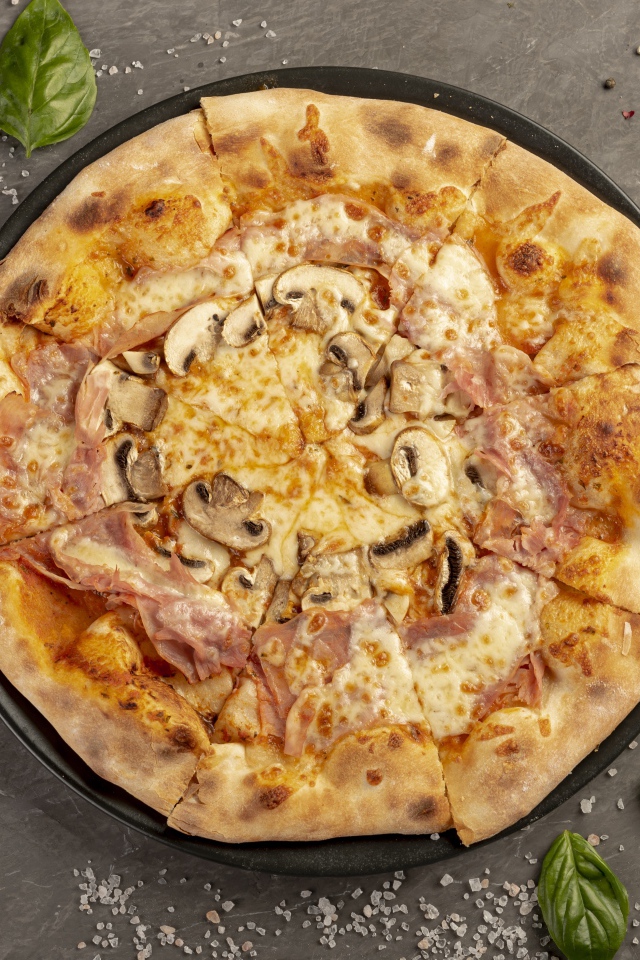 Румяная пицца с беконом и грибами 