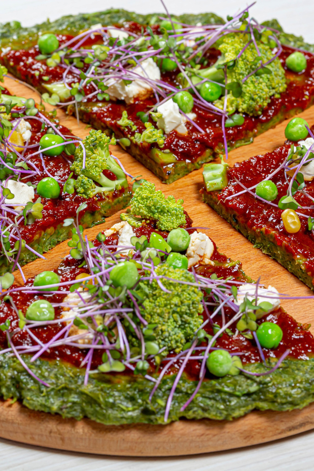 Вегетарианская пицца на доске на сером фоне