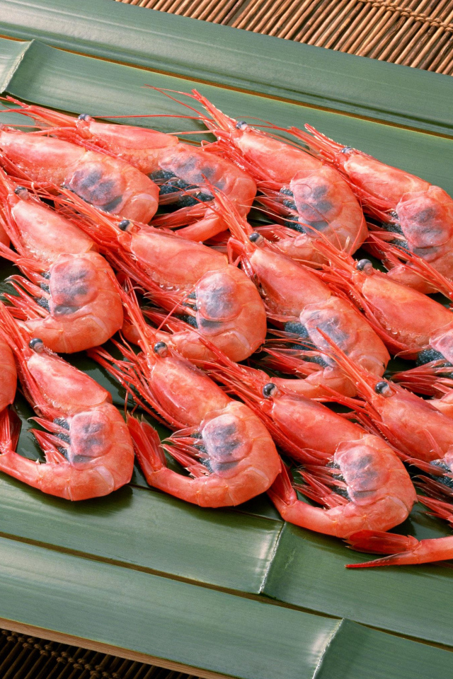 Вареные креветки на бамбуковой тарелке