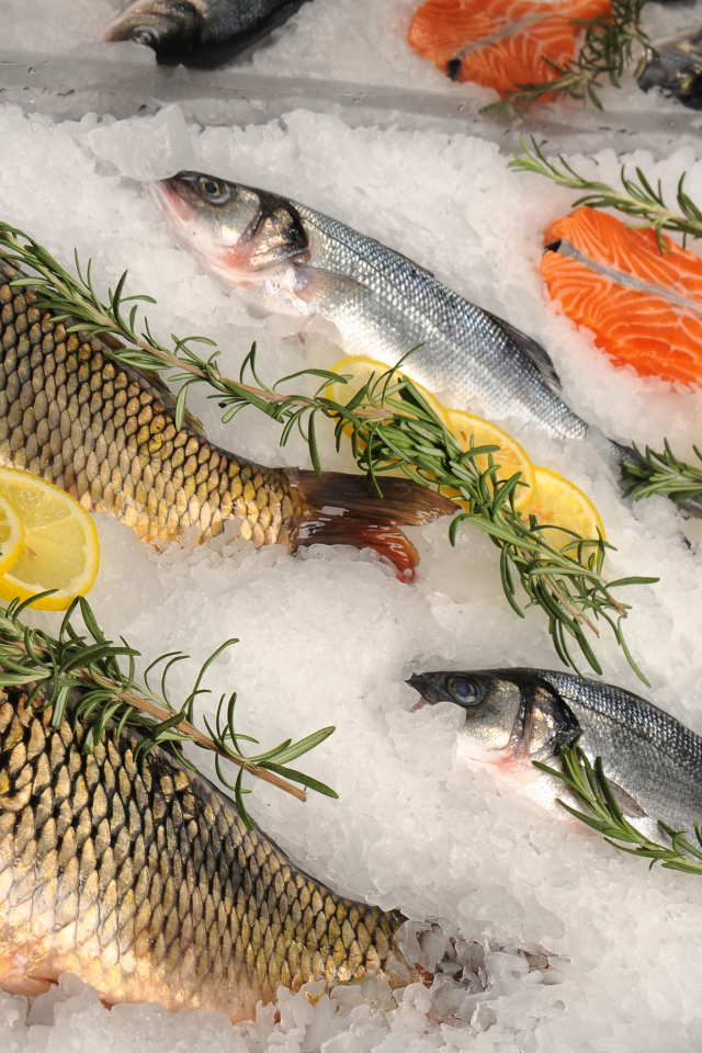 Свежая рыба в соли с лимоном и базиликом