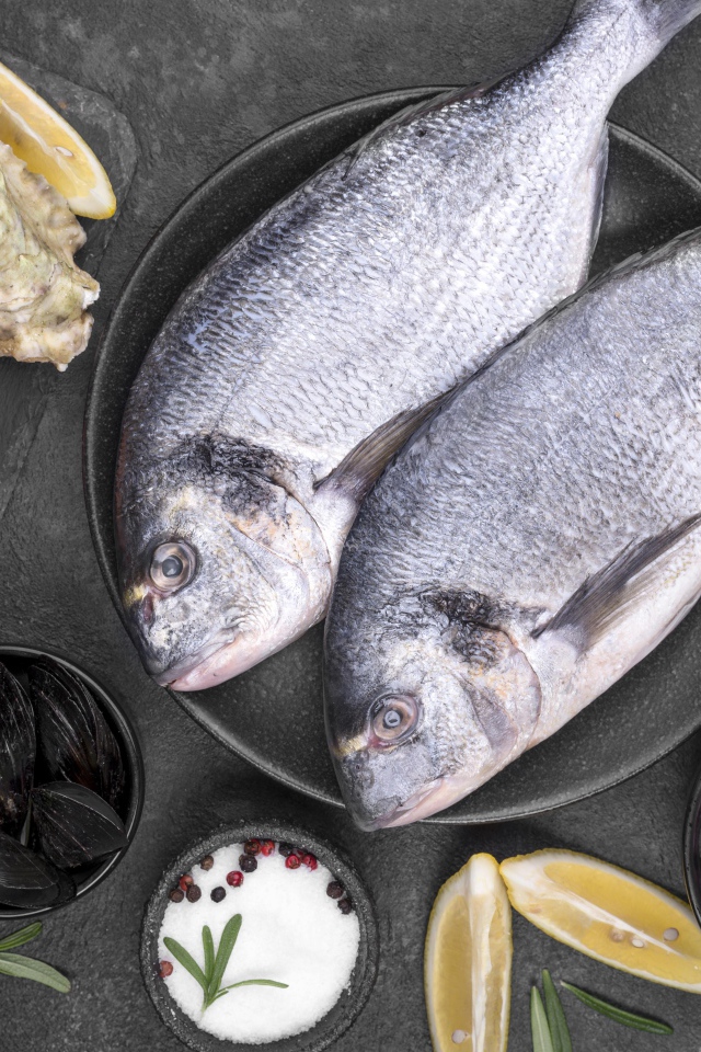 Свежие морепродукты на столе 