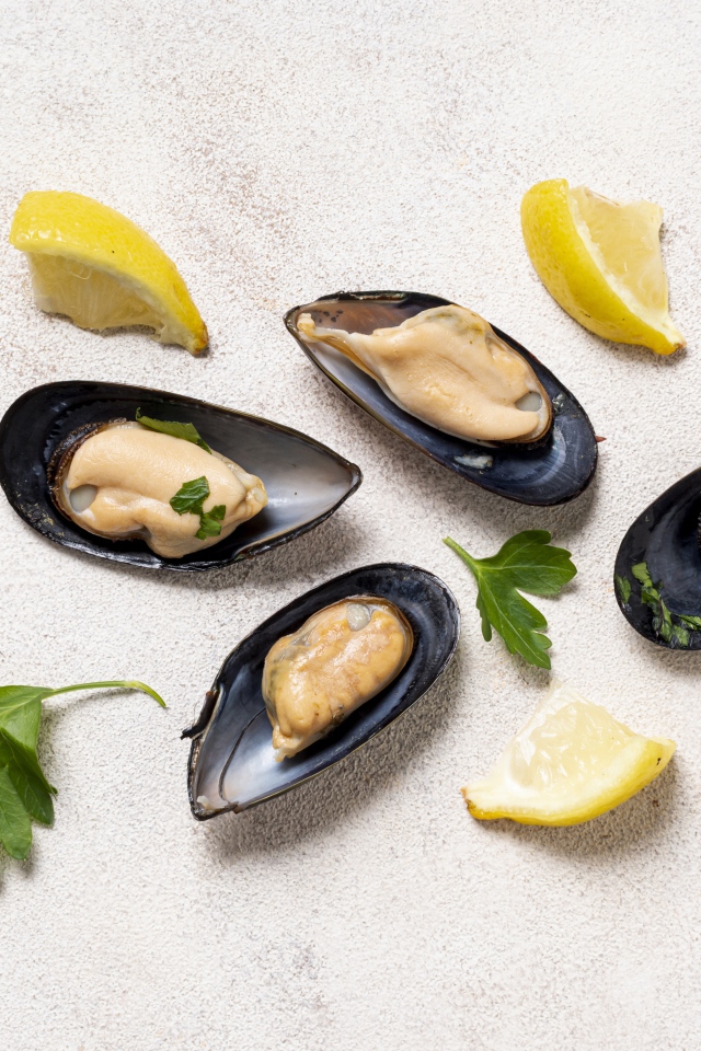 Мидии с кусочками лимона и петрушкой 