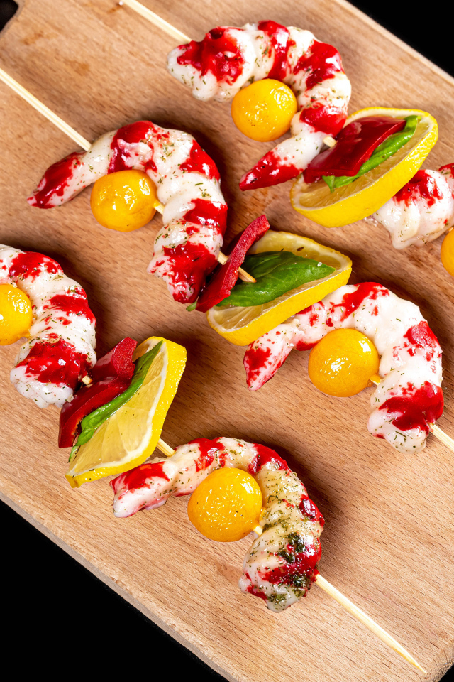 Креветки на шпажках с лимоном