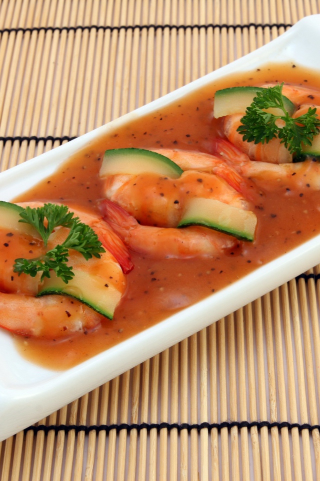 Креветки с огурцом в соусе на столе 