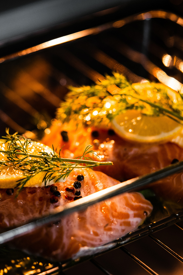 Кусочки красной рыбы на противне с лимоном 