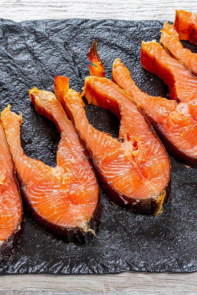 Вкусная красная рыба на столе